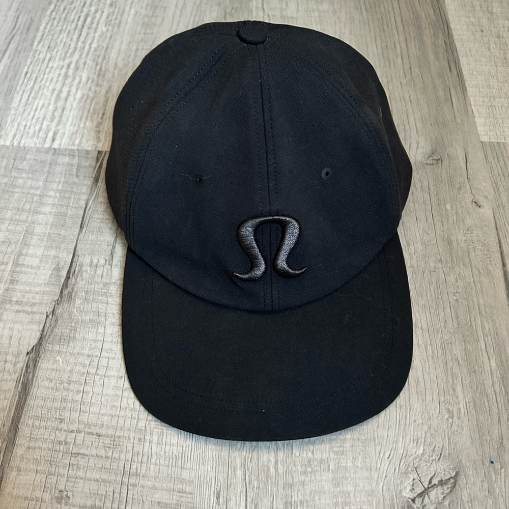 Lulu black ball cap